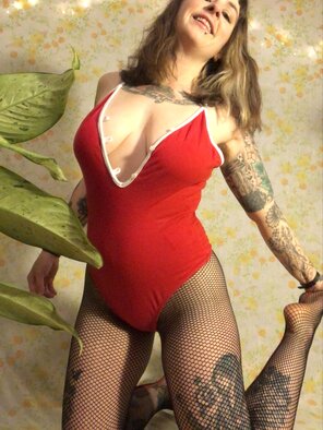 photo amateur Red bodysuit & fishnets :)