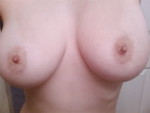 amateur-Foto Wife\ s round firm titties