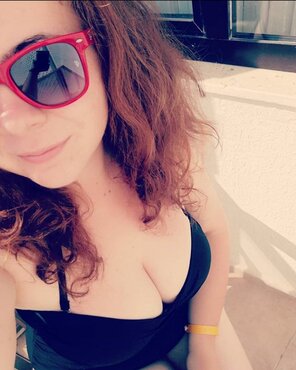 photo amateur Redhead with sunglasses