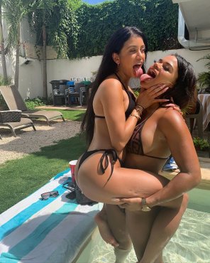 photo amateur Veronica Rodriguez with her friend Chanel