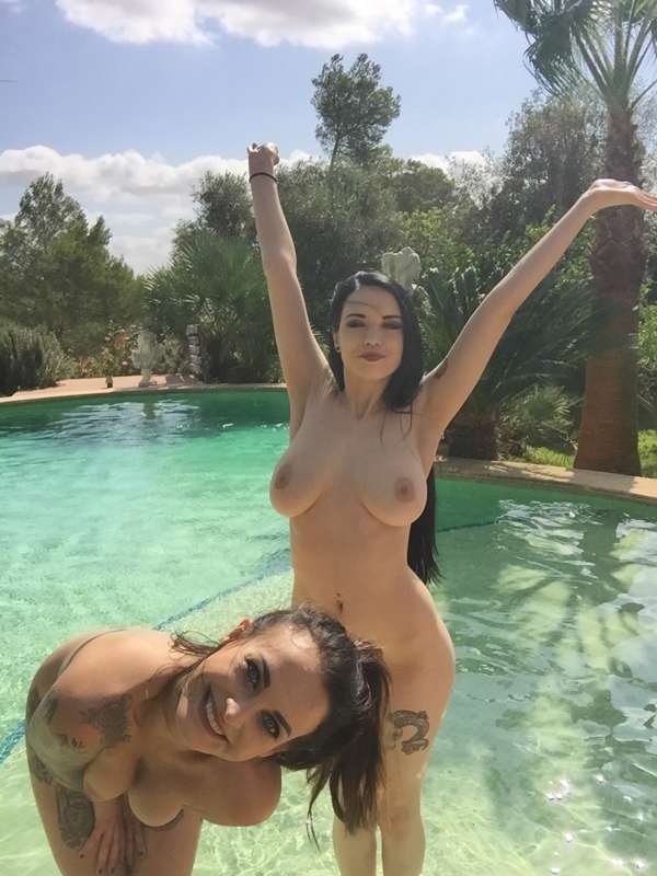 amateur photo 1000168986