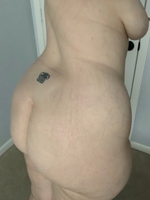 amateur pic As requested, my ass with a bonus peek of side boob