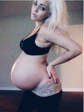 foto amadora Stunning 9 month blonde pregnant