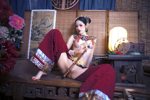 amateur photo Chinese girl in traditional clothes