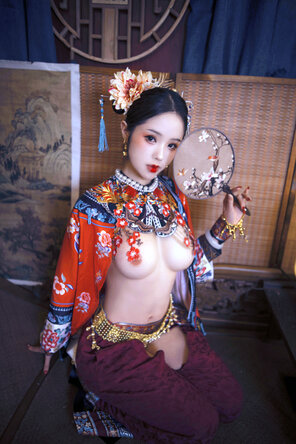 foto amatoriale Chinese girl in traditional clothes