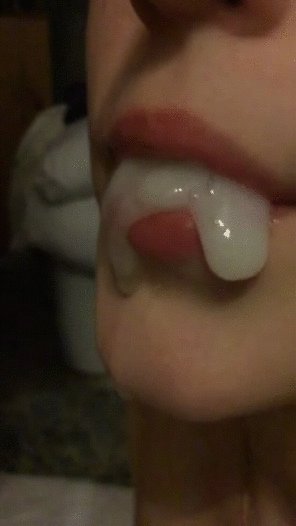 amateur-Foto oozing cum from her lips