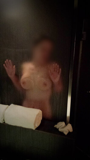zdjęcie amatorskie [image] Pressed against the shower glass