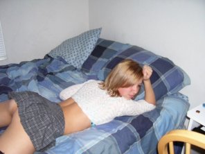 amateurfoto Short skirt in bed