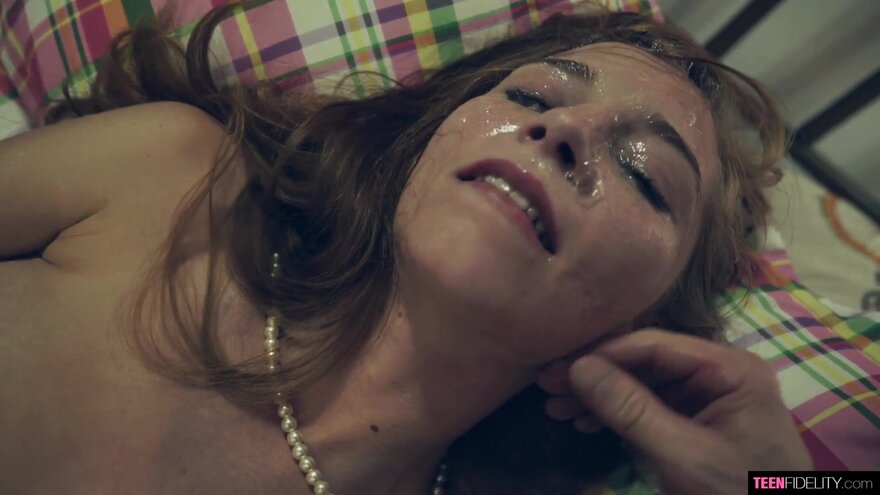 ava-parker-split-screen-teens_1080p.mp4_20240920014807_0231