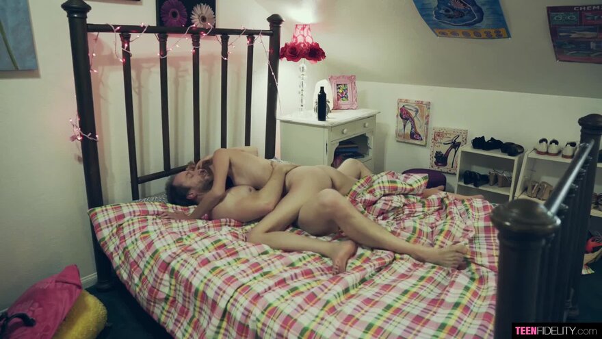 ava-parker-split-screen-teens_1080p.mp4_20240920014807_0396