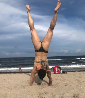 zdjęcie amatorskie Handstand at the beach