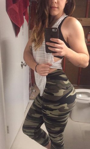 amateur pic Camo can't hide the booty!