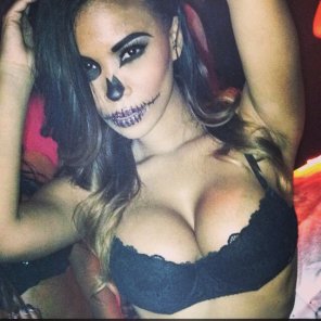 foto amateur Playmate Leola Bell showing off her Halloween outfit