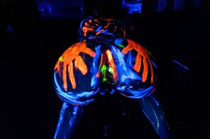 amateur pic 1027633-blacklight-booty_880x660