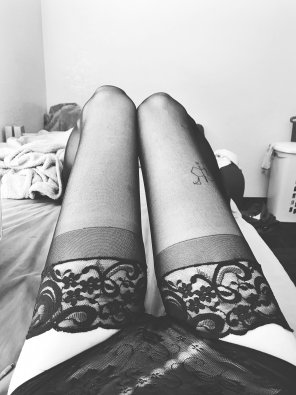 zdjęcie amatorskie Black White Leg Human leg Black-and-white 