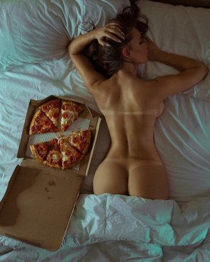 foto amadora Fake tanlines and pizza