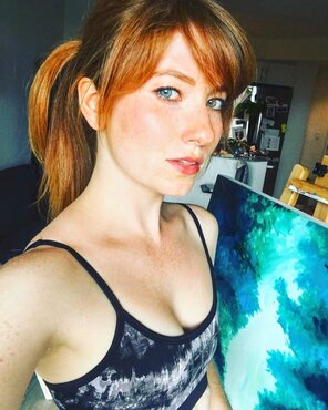 amateurfoto Alana Pancyr with one of her paintings
