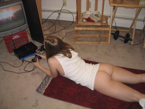 zdjęcie amatorskie Gamer girl on her stomach