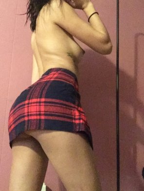 amateur-Foto [F] I donâ€™t think this skirt is appropriate to wear out anymore, so Reddit it is