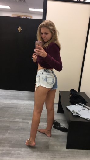 foto amadora Picture"Should I buy these shorts?"