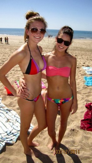foto amateur Gorgeous college girls in bikinis