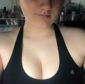 amateur pic [F][20] Cleavage