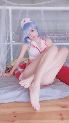 zdjęcie amatorskie [f] Do you like my feet, senpai?~ By Kanra_cosplay [self]