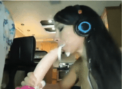 Webcam babe sucks off cumming dildo.