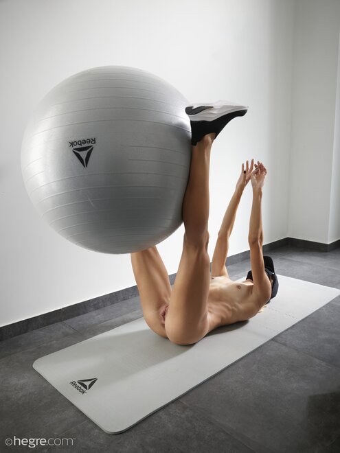 lucy-naked-workout-13-14000px