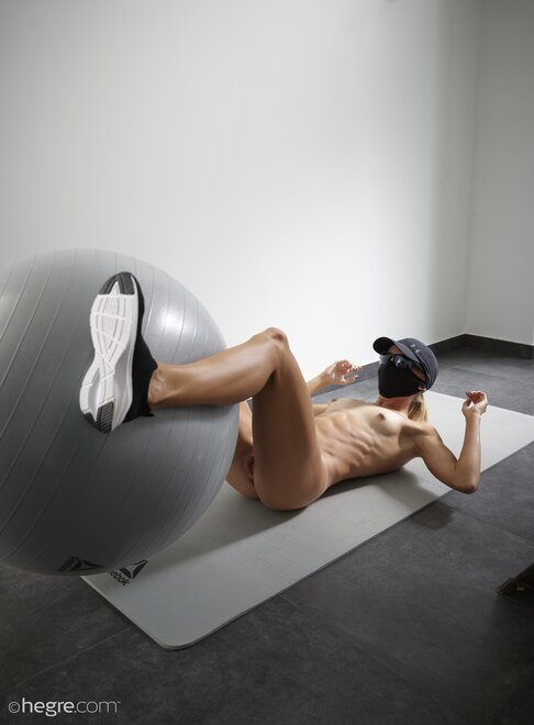 lucy-naked-workout-14-14000px