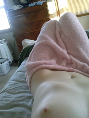 foto amatoriale It's really com[f]y but I need another girl to cuddle with me