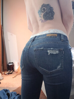 foto amatoriale Tamer than usual, but someone asked me for jeans booty so here it is! ðŸ˜…