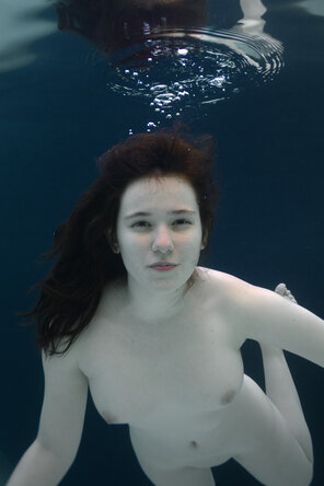 foto amadora Underwater paleness
