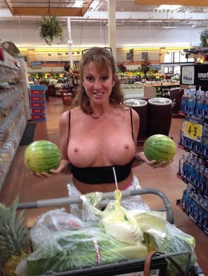 アマチュア写真 Should I Squeeze These Melons Before Buying Them?