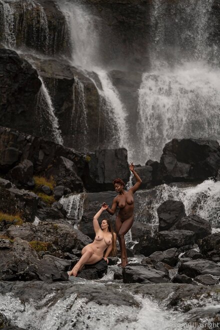 lilliasright-23-05-2020-31718695-Here we see two model in the wild doing a pretty good