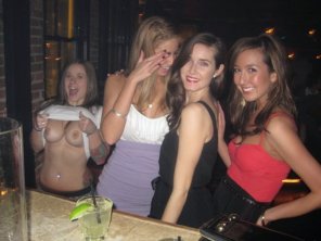 zdjęcie amatorskie Flashing her boobs in the tavern