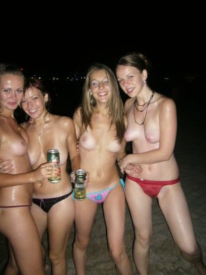 amateur photo Topless beach party!