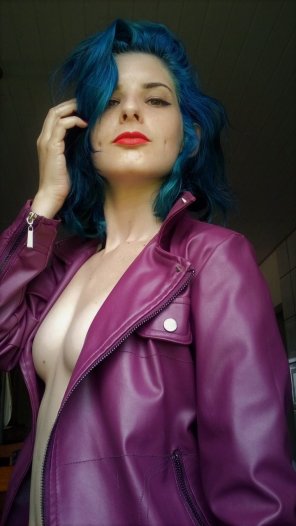 foto amadora Who would like to see what's under my jacket? [f]
