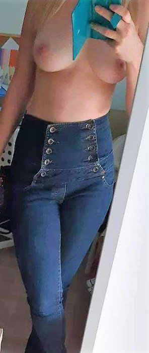 Do you guys find my body petite enough for this pages? :) [f29]