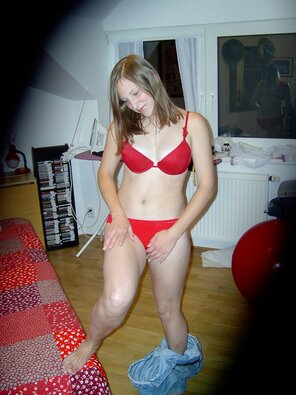 photo amateur Czech_lady_in_red_IM000026 [1600x1200]