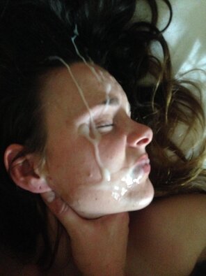 foto amateur Nut on her face while she's sleeping