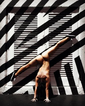amateur photo Impressive handstand splits