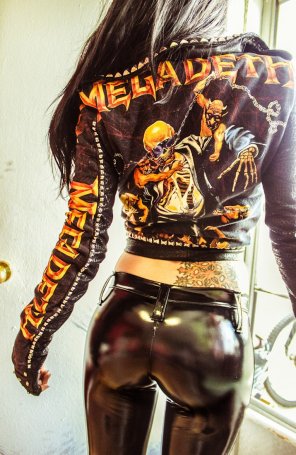 photo amateur Girl in Megadeth jacket