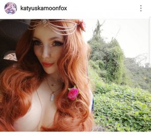 photo amateur Miss MoonFox with red hair.