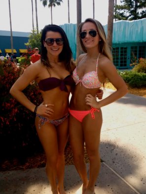 amateur photo Two babes in bikinis