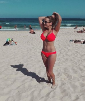 foto amadora Red bikini on beach
