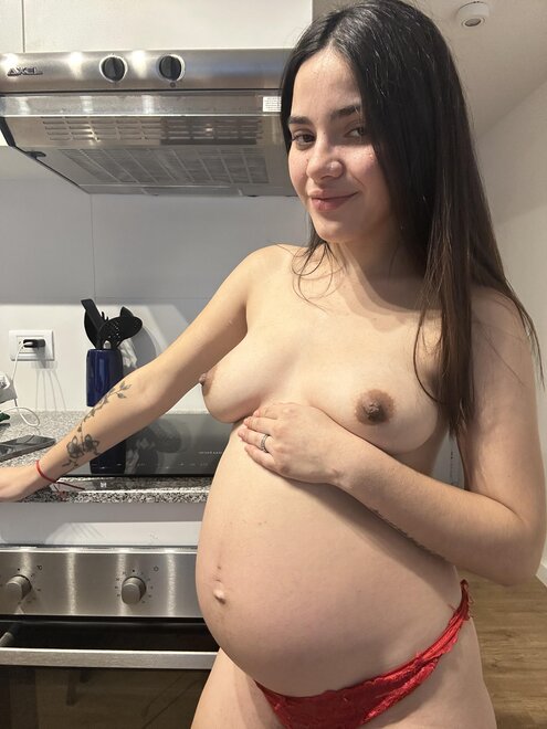 Does my pregnant bump looks good on my body#