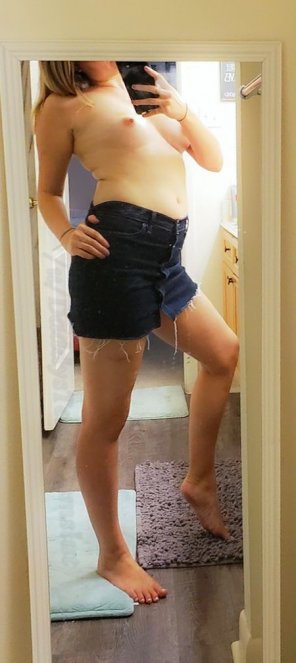 zdjęcie amatorskie Is my skirt too short? [F]