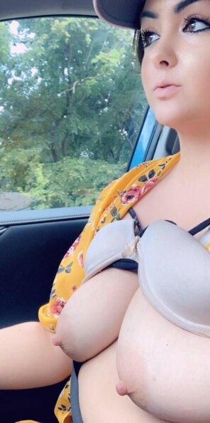 amateur pic [Image] She shows her big boobs