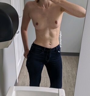 foto amatoriale Bathroom selfie at work...it's casual Friday ðŸ˜‰